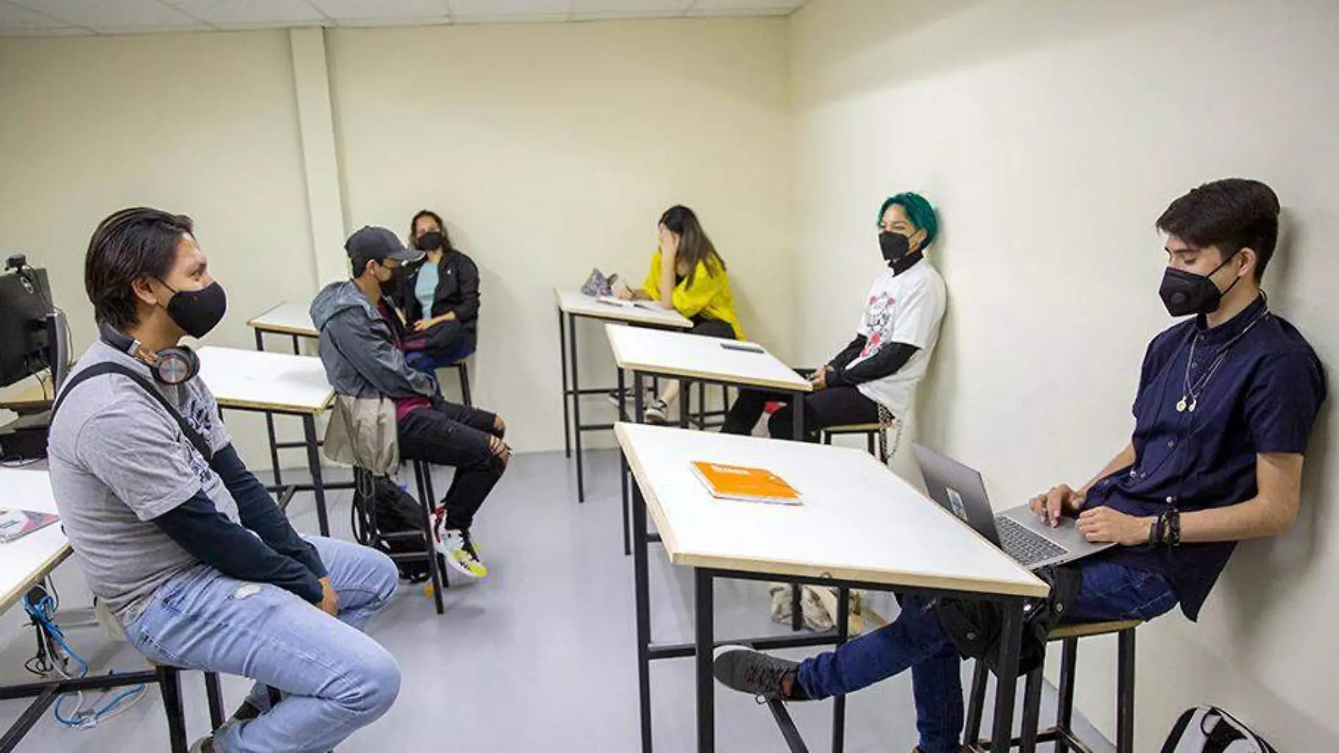 Alumnos en salón de clases portando cubrebocas